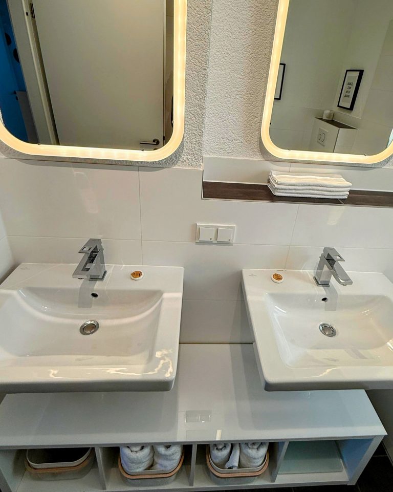 89B97176-B7A5-4499-81E8-3B082D1A7372